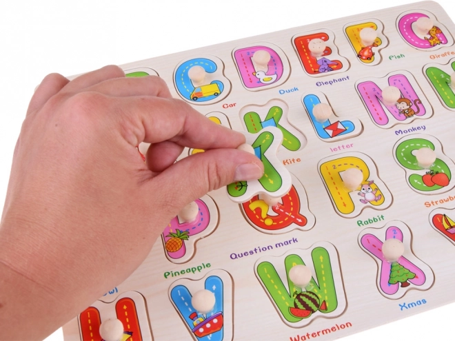Gekleurde houten bord met letters