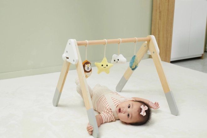 Houten speelboog met speelgoed