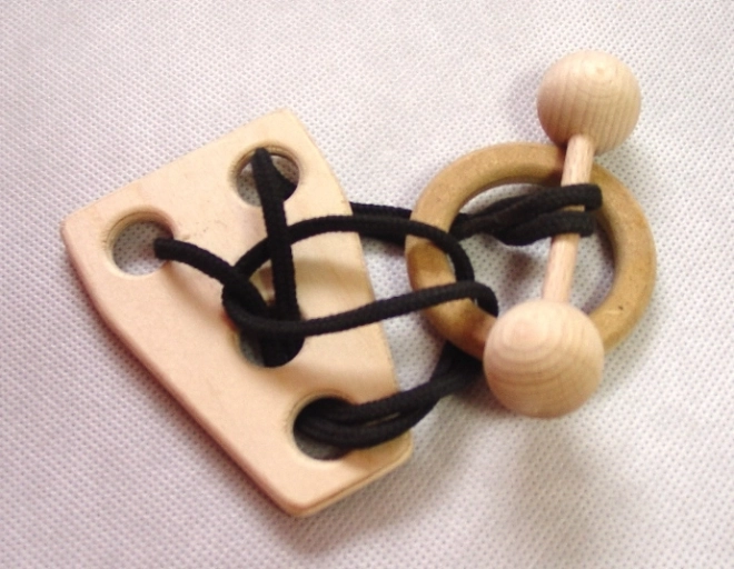 Houten puzzel in de vorm van een halter