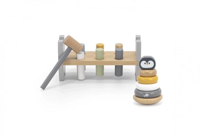 Houten hamerbank en pinguïn-piramide