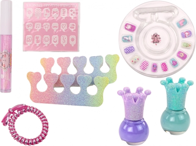 Glinsterende lakjes en stickers voor betoverende nagels