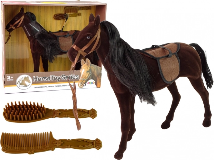 Beeldje van een bruin paard met borstelaccessoires