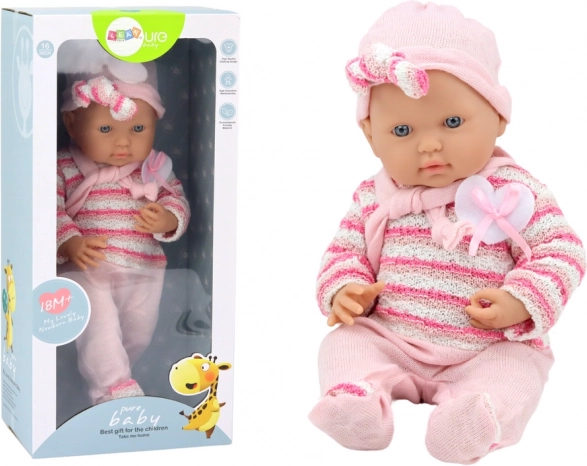 Babypop in roze gestreept truitje met mutsje en sjaal