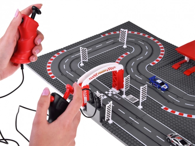 Racebaan met bouwauto's op afstandsbediening