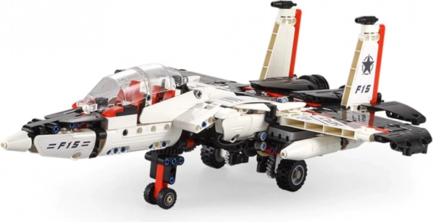 Twee modellen in één doos: robot en F15-straaljager