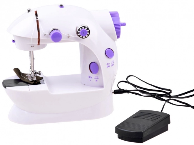 Mini naaimachine met voetpedaal