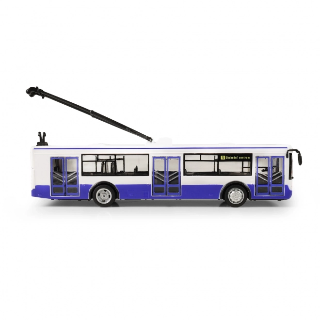 Trolleybus die haltes in het Tsjechisch meldt 28 cm blauw