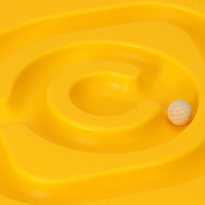 Gele balansplank met doolhof voor kinderen