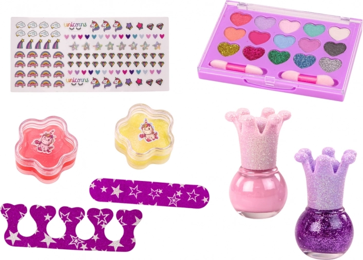 Glanzende lakken en kindermanicure