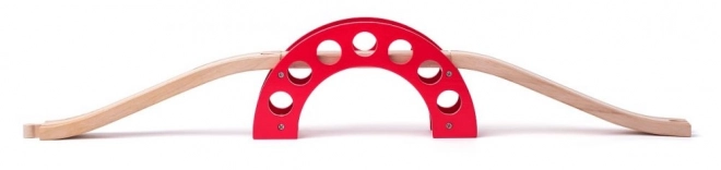 Houten brug met rode boog voor treinen