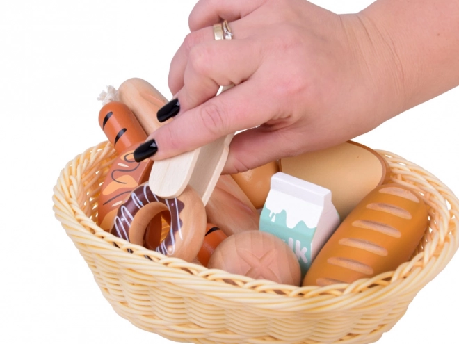 Houten mand vol met speeltaartjes