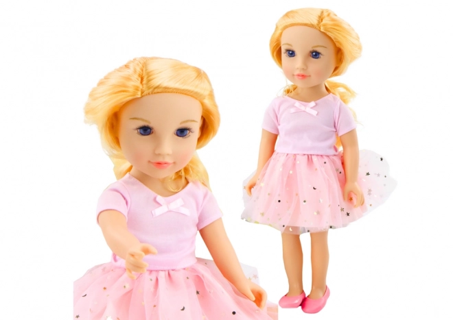 Pop in roze jurk met tule rok en blond haar
