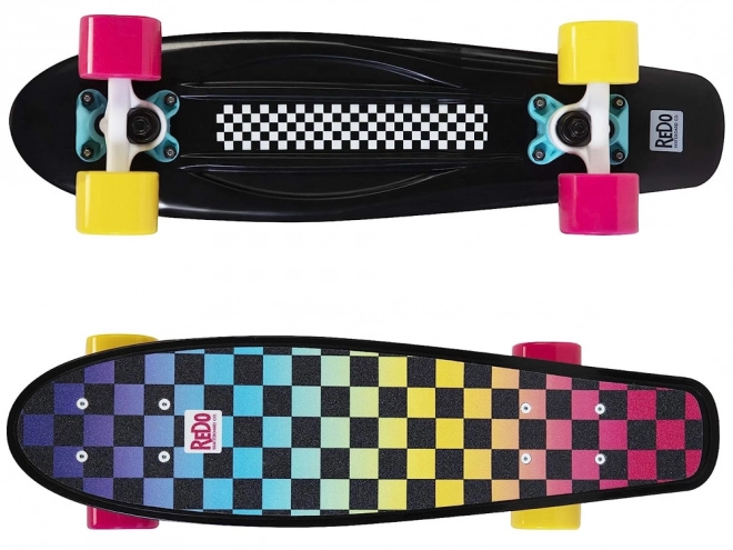 Kleurrijk retro pennyboard met dambordpatroon