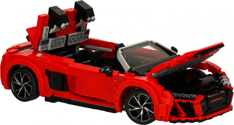 Openende motorkap en bewegende onderdelen