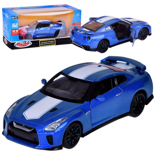 Auto Nissan GT-R met opengaande deuren