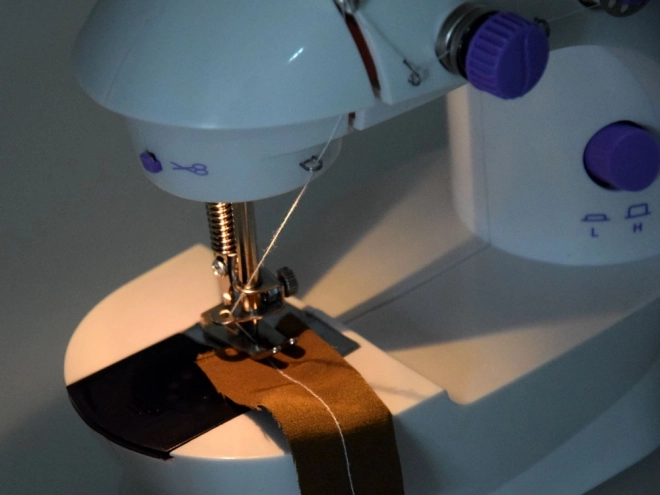 Mini naaimachine met voetpedaal