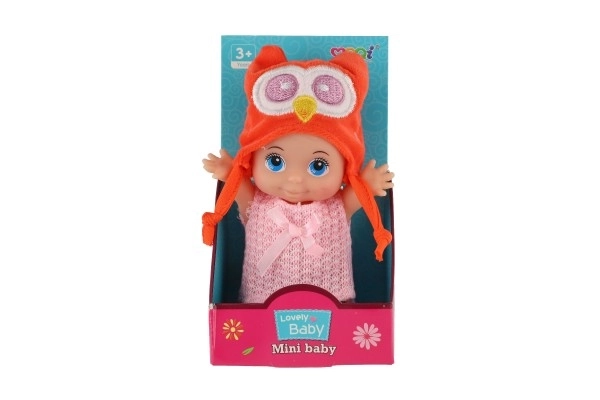 Poppenbaby met muts kunststof stevig lichaam 15cm 4 soorten in doosje 9x16x6cm