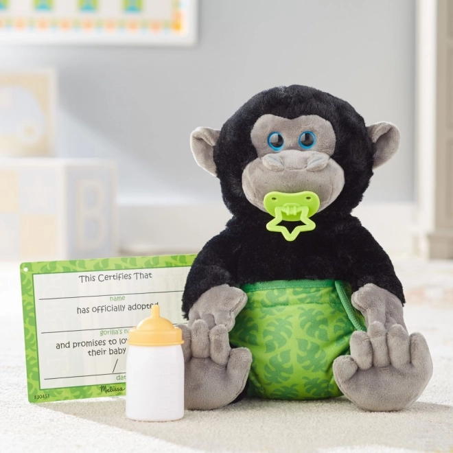 Voeding van een pluchen gorilla baby