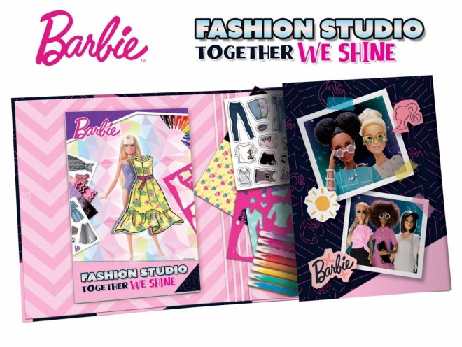 Boek met ontwerpsuggesties voor het maken van Barbie