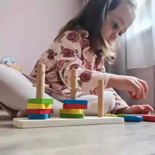 Houten kleurrijke piramide met vormen