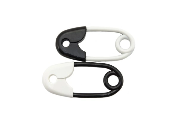 Rammelaar pin zwart-wit kunststof 12cm asst 2 soorten in zak 0m+