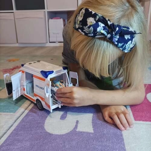 Kinderambulance met brancard en lichtsignalen