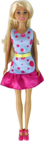 Pop met doorkambaar haar en stijlvolle outfit