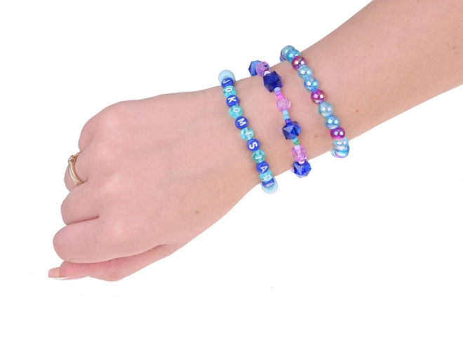 Kleurige kralen en kristallen voor het maken van armbanden