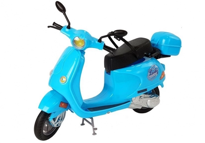Pop op een roze scooter met helm, lang haar