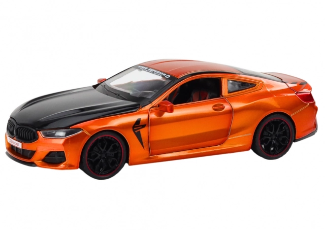 Metalen sportmodel met wrijvingsaandrijving en opengaande elementen 1:24 oranje
