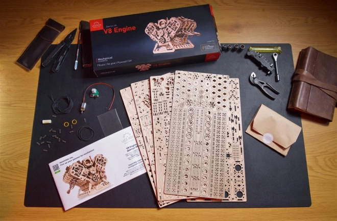Ugears 3D houten puzzel motor V8