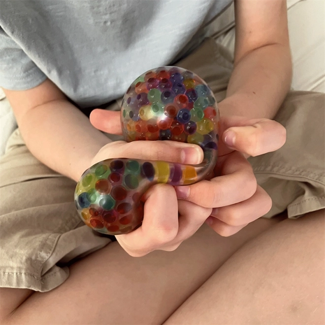 Antistress samenknijpbal met bolletjes Schylling