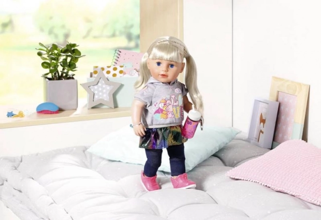 Oudere zus pop BABY born met blond haar