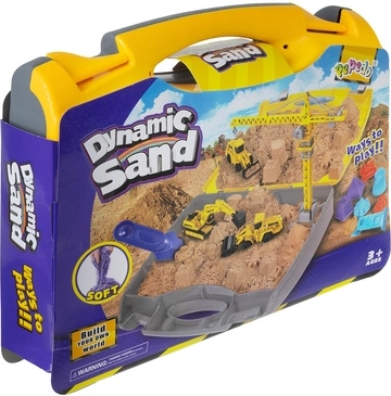 Koffer die verandert in een zandbak