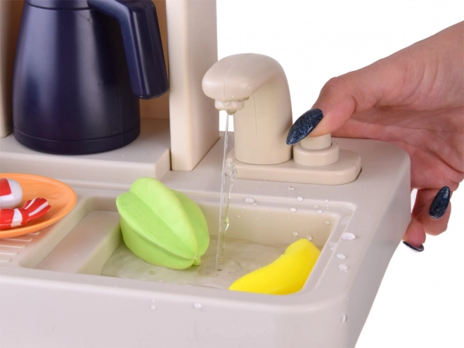 Werkende gootsteen met watercirculatie
