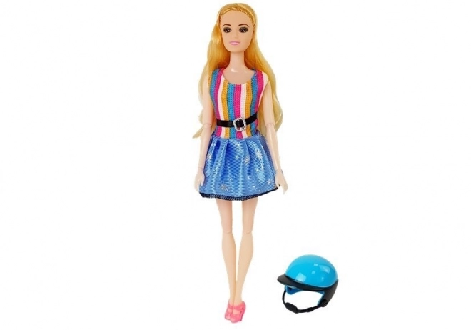 Pop op een roze scooter met helm, lang haar