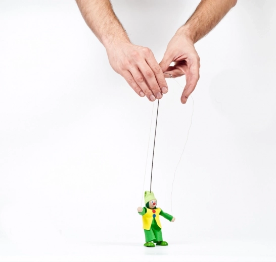 Beweeglijke armen dankzij bedieningsdraden