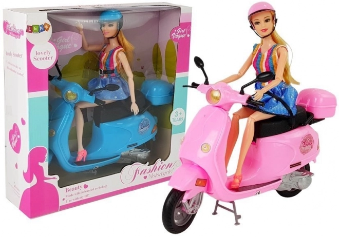 Pop op een roze scooter met helm, lang haar