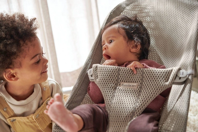 BABYBJORN - Wipstoeltje BLISS MESH - Parelroze – Grijs beige