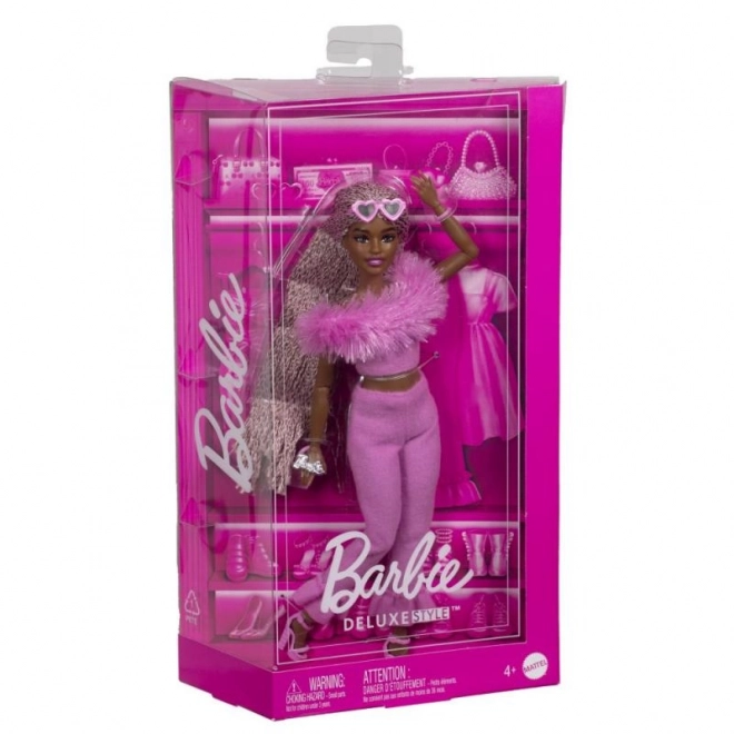 Barbie model in broekpak
