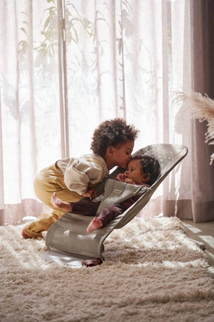 BABYBJORN - Wipstoeltje BLISS MESH - Parelroze – Grijs beige