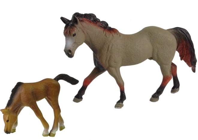 Set Figuren van Paard en Veulen Ras Capricorn met Bloembed