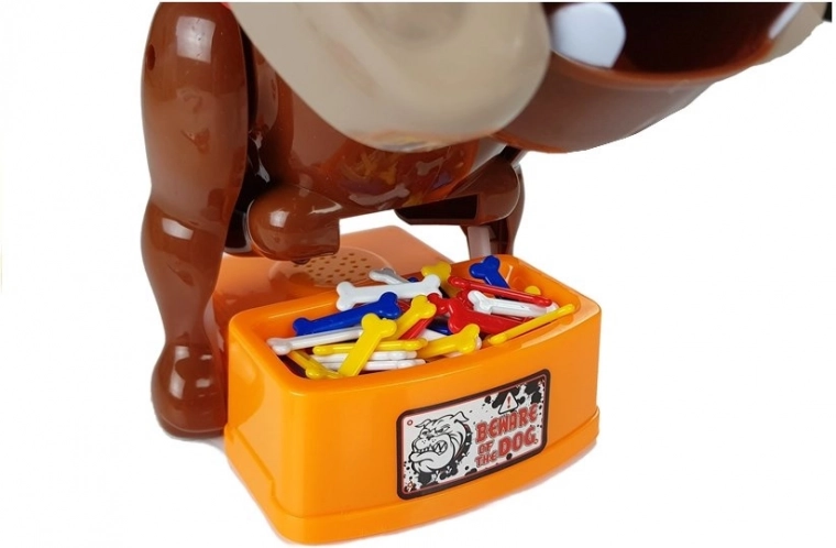 Gekleurde botten en een kom “Beware of the Dog”