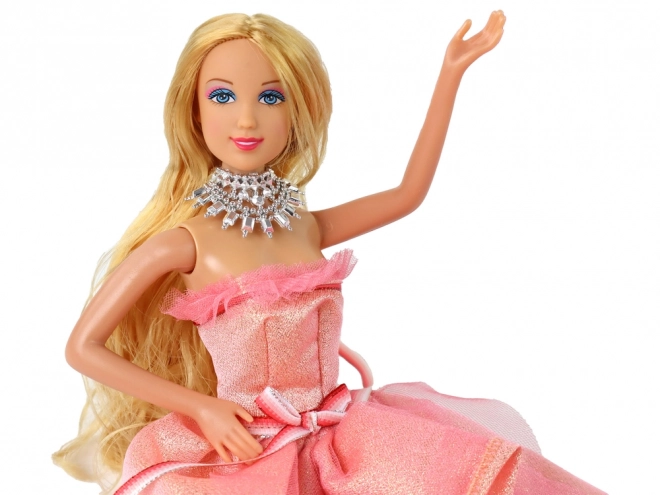 Pop met lang blond haar en accessoires