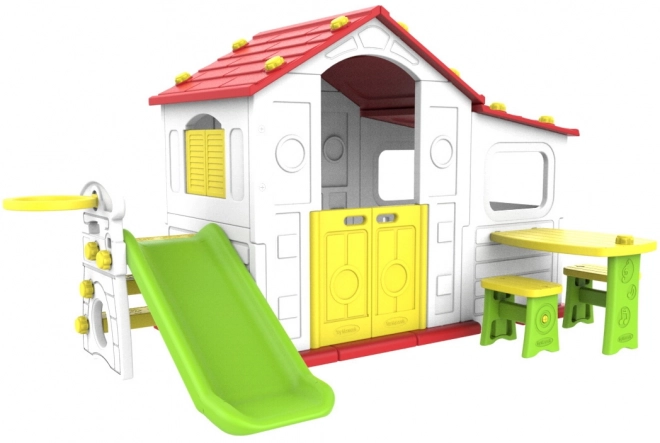 Groot kinderspeelhuis met glijbaan en rood dak