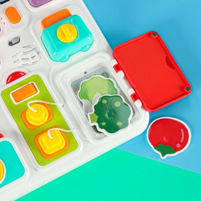 Montessori manipulatiebord met keukenelementen en leermatige klok