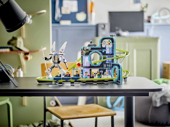 Achtbaan met futuristisch robotthema