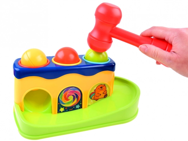 Kleurige hamer met ballen voor kinderen
