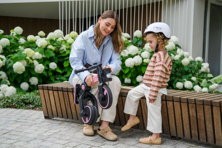 Opvouwbaar frame en stuur met één knop