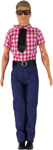 Pop Kevin in een elegante outfit met rood overhemd